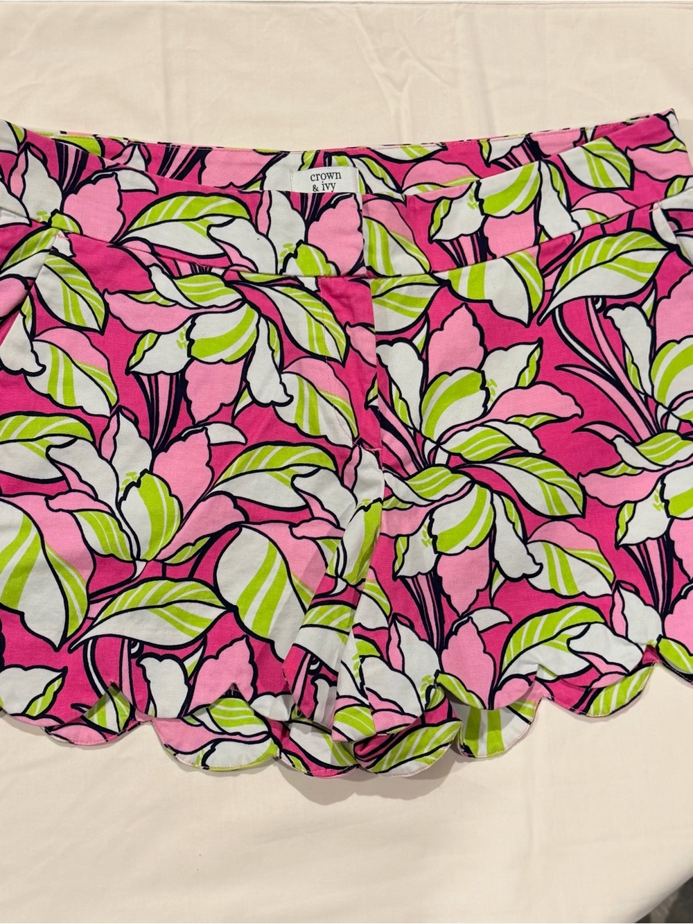 Crown & Ivy Floral Scalloped Hem Shorts Size 6